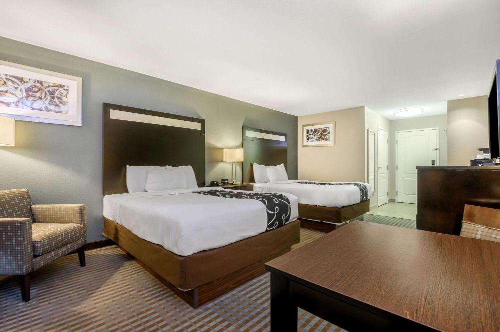 Queen Room with Two Queen Beds - Non-Smoking interior