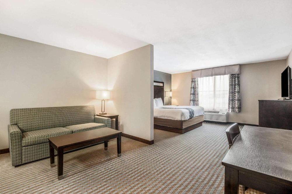 Deluxe King Suite - Non-Smoking interior