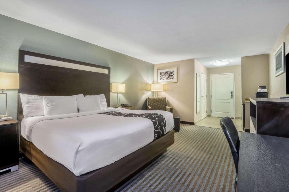 King Room - Non-Smoking interior