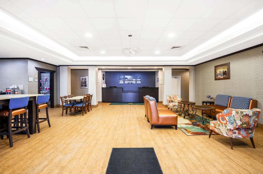 La Quinta Inn & Suites Casino and Bar by Wyndham Glendive
