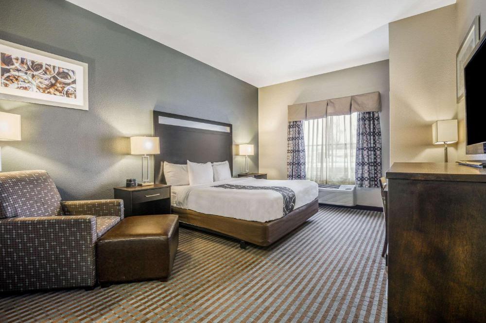 Deluxe King Room - Mobility Access/Non-Smoking interior